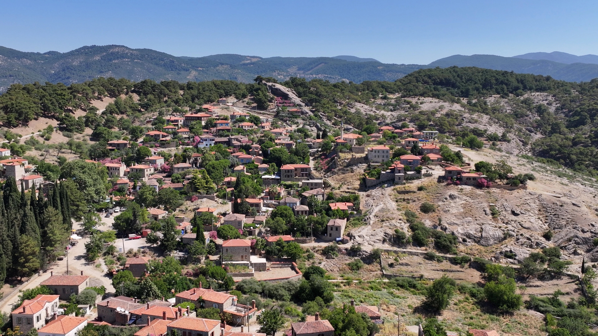 Kaz Dağları’nın güney eteklerinde, zeytinliklerle çevrili bir vadide saklanmış bir hazine gibidir Adatepe Köyü.