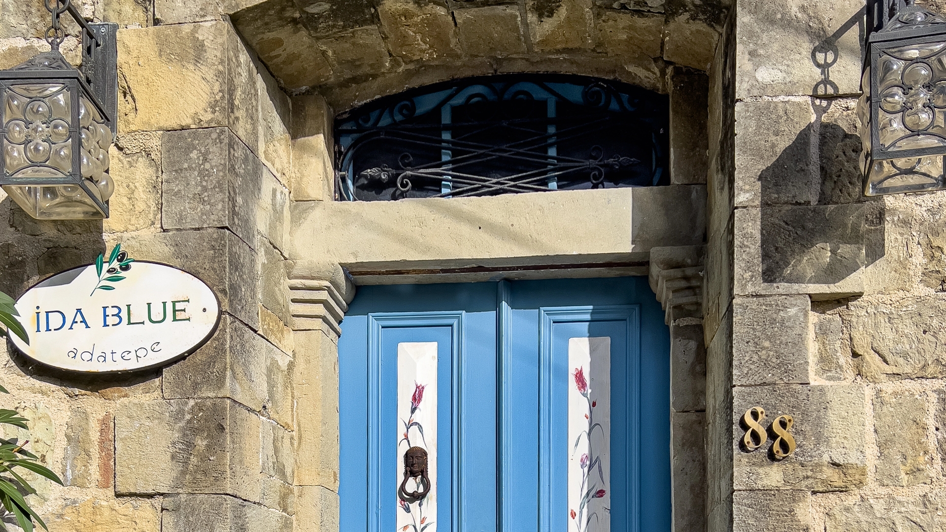 İda Blue odaları; villa, balkonlu ve deluxe seçenekleriyle Adatepe manzarası, doğal konfor ve zarif detayları bir arada sunar.