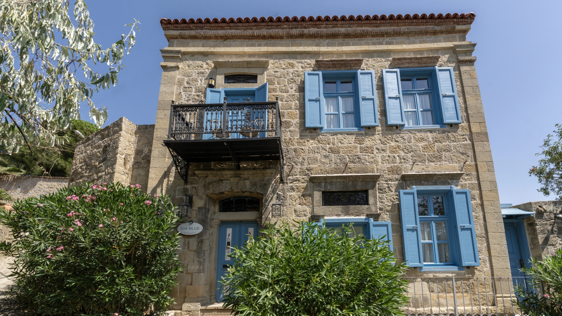 Adatepe Köyü’nde konumlanan İda Blue’ya ulaşım; İstanbul, Çanakkale ve Edremit’ten karayolu, feribot ve havayolu seçenekleriyle oldukça pratiktir.