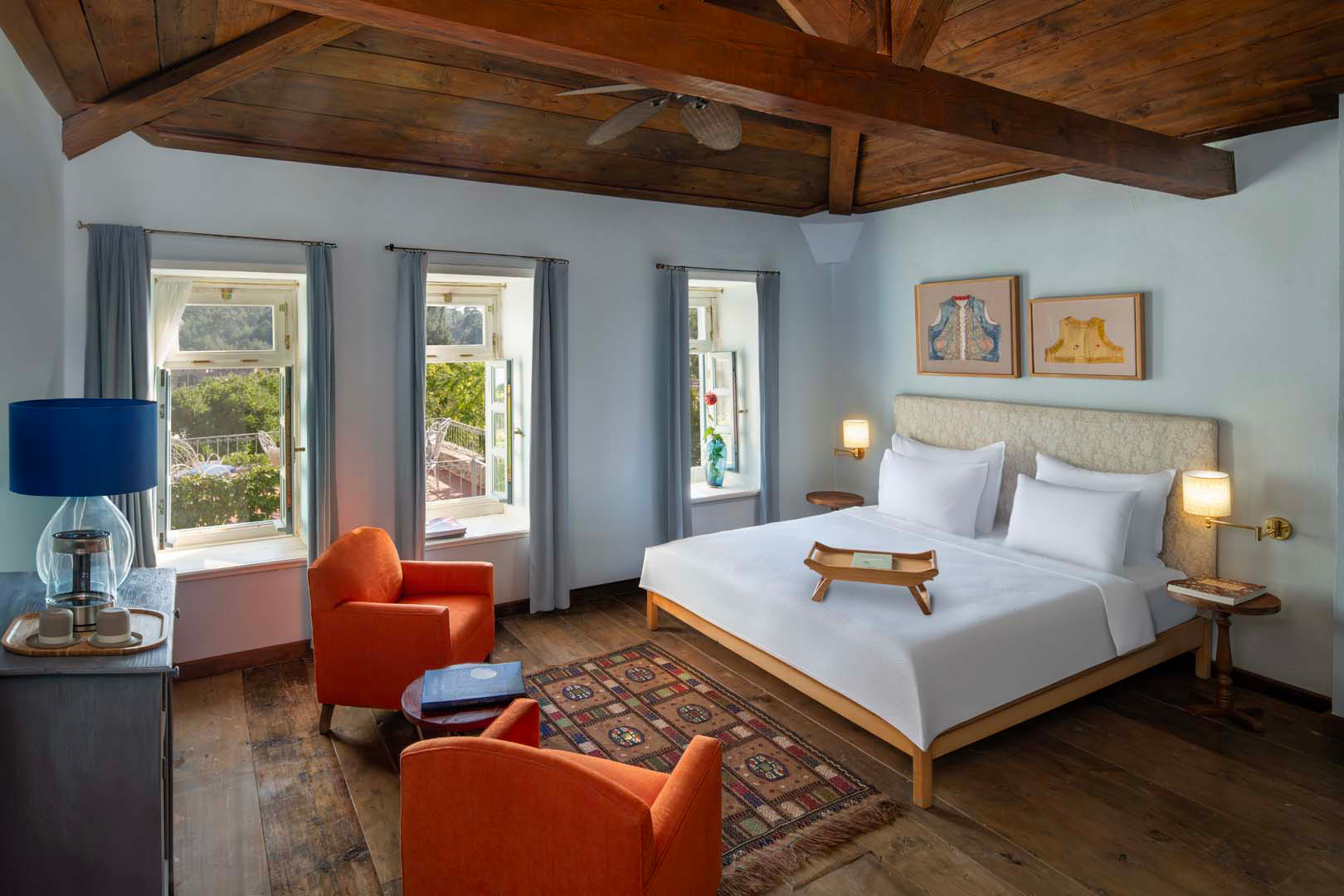 Mor Salkım ve Tarçın odalarına sahip Deluxe Villamız, Adatepe Köyü ve Ege Denizi manzaralı terası ve ferah yaşam alanıyla konforlu bir tatil sunar.