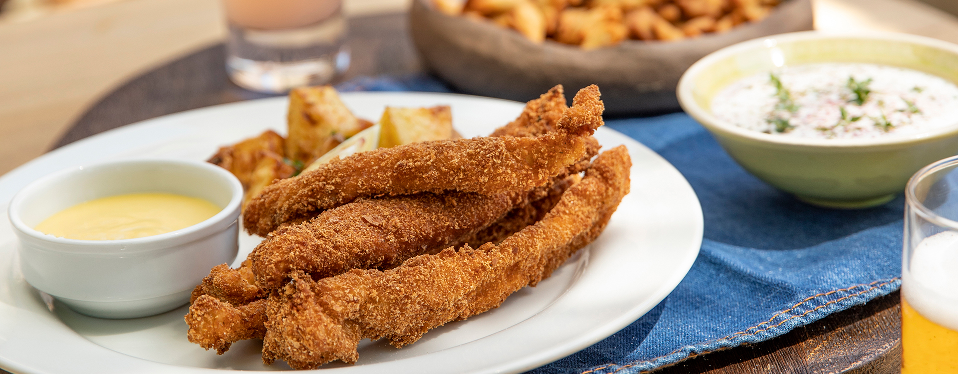 Ege’nin sade ama derin mutfak kültürü, Refika’nın adını taşıyan bu mekânda tarih ve doğayla uyum içinde sunulur.