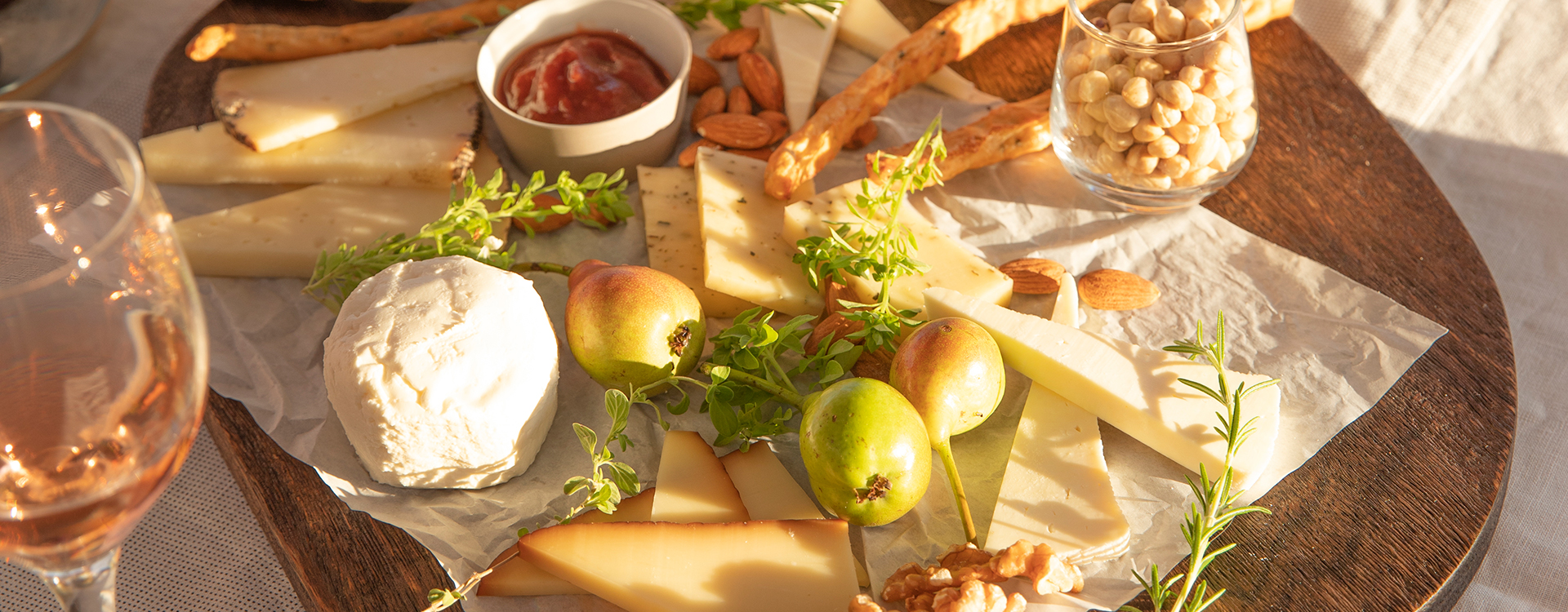 Refika Restoran & Kafe, Adatepe’nin efsanevi Rum güzeli Refika’dan ilham alarak, Ege mutfağının zarif lezzetlerini taş mimarinin zamansız dokusuyla buluşturur.