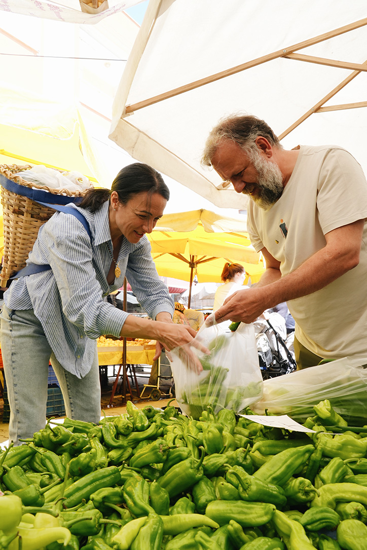İda Blue’da Şefle Yörük Pazarı ve Yemek Atölyesi ile Kazdağları’nın taze otlarını ve Ege mutfağının geleneksel lezzetlerini keşfedin.