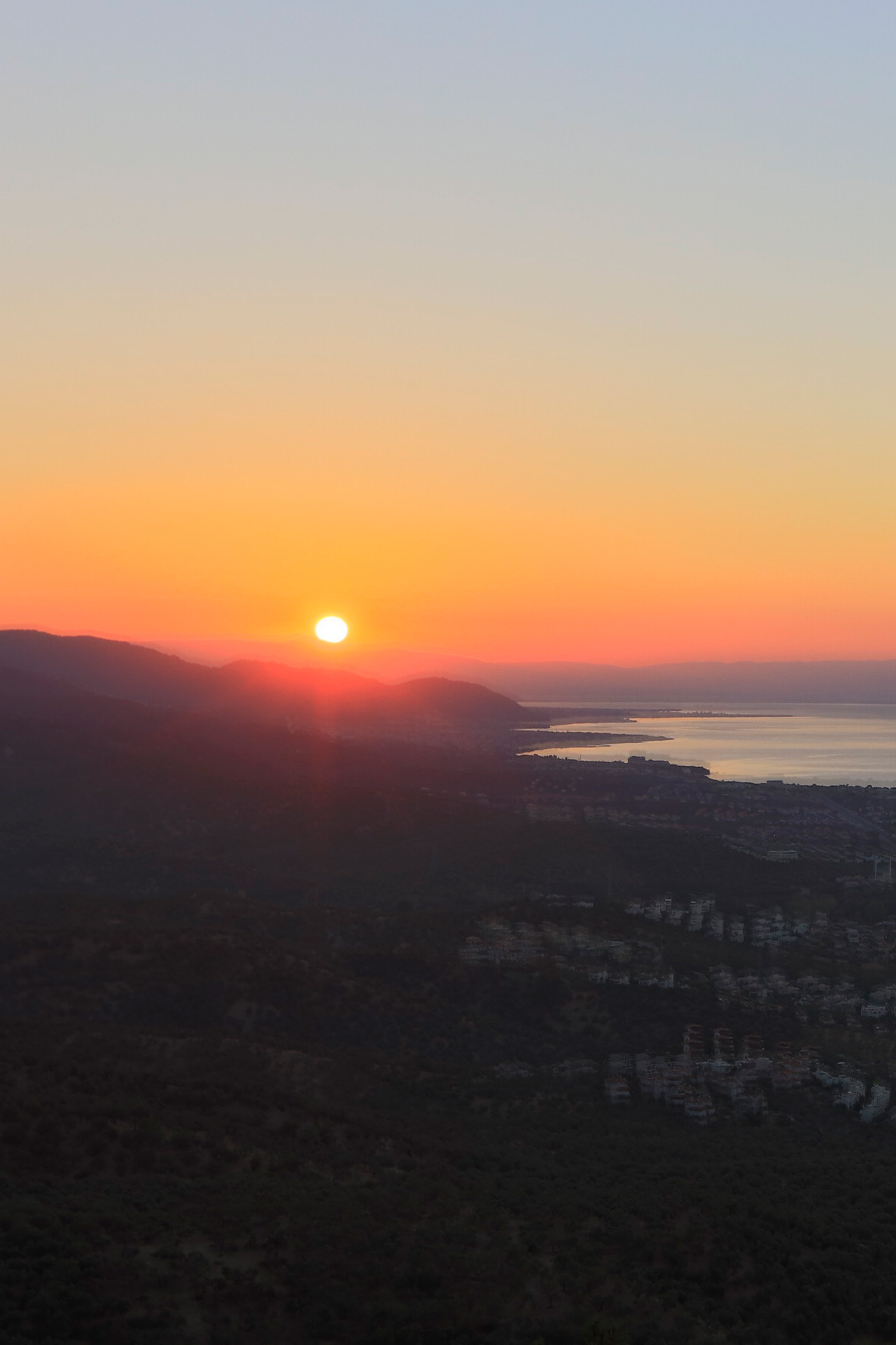 İda Blue’da Kazdağları eteklerinde Zeus Altarı’nda gün doğuşunu izleyin, mitoloji ve doğanın büyüleyici birleşimini yaşayın.