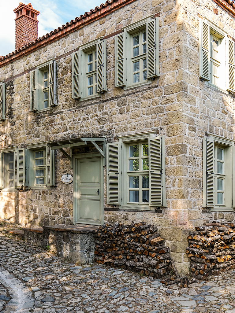 2015 yılında kapılarını açan İda Blue, huzur, zarafet ve sadeliği merkeze alan bir konaklama anlayışı sunar.