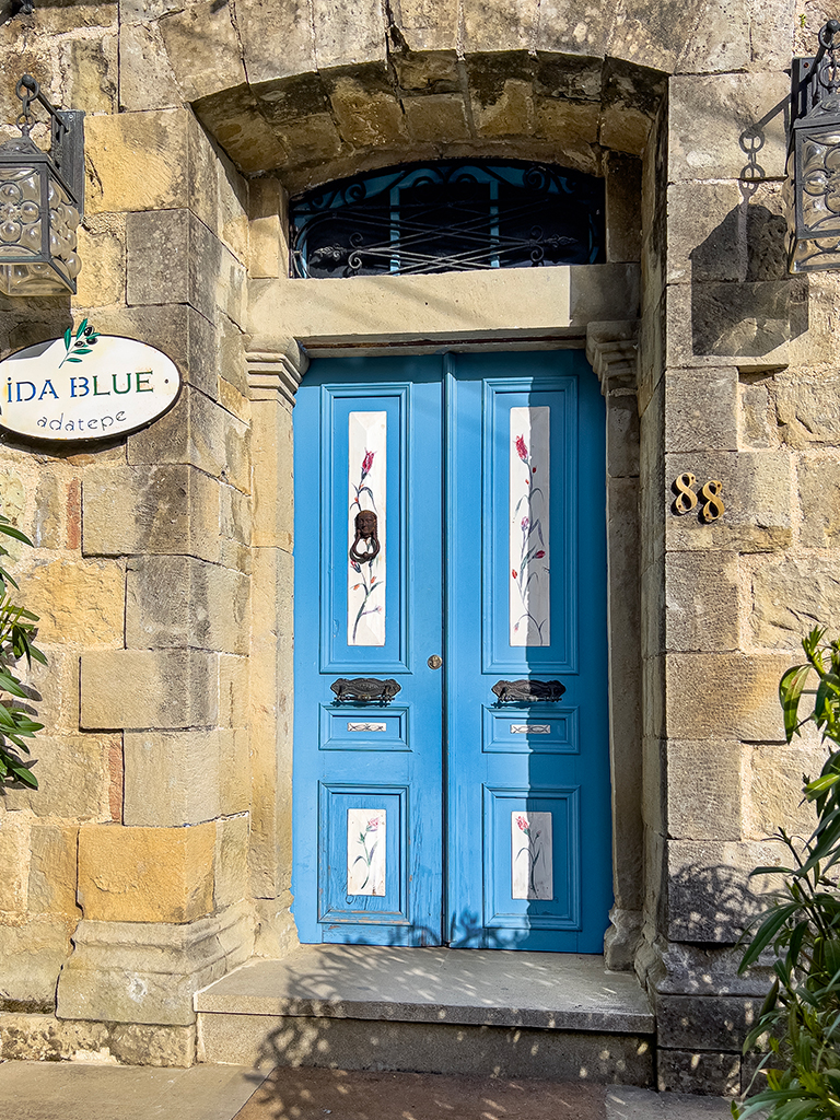 Zeytin ağaçlarıyla çevrili avlularında zamanın yavaşladığı İda Blue, misafirlerini Adatepe’nin ruhuyla buluşturur.