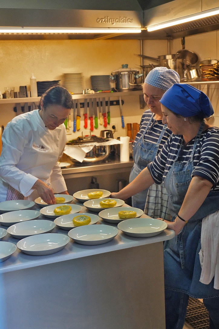 İda Blue’da Kuzey Ege’nin taze ürünleriyle hazırlanan Şef Pop-Up Sofraları, konuk şeflerin yaratıcılığıyla eşsiz bir gastronomi deneyimi sunar.